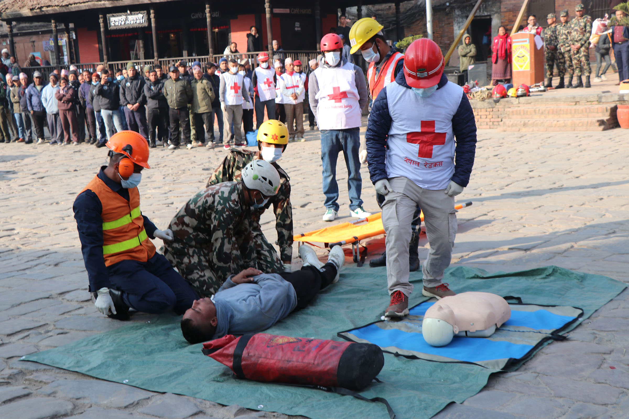 भूकम्प सुरक्षा दिवसमा सुरक्षाकर्मीद्वारा कृत्रिम अभ्यास