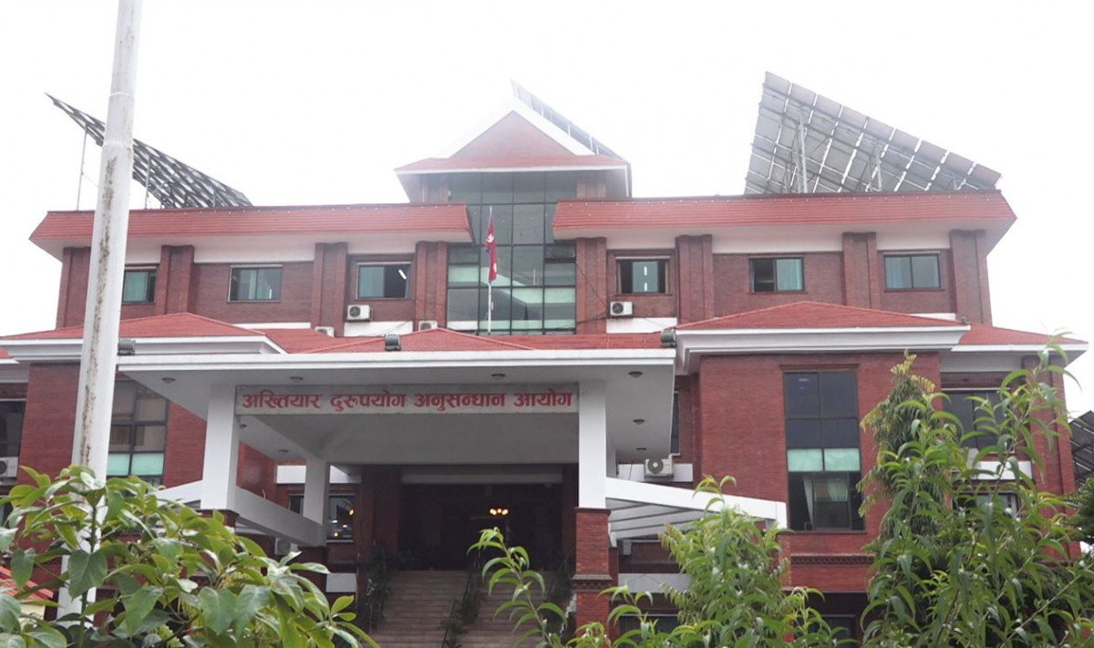 घुस रकमसहित पक्राउ परेका मालपोत प्रमुख र कार्यालय सहयोगी विरुद्ध मुद्दा
