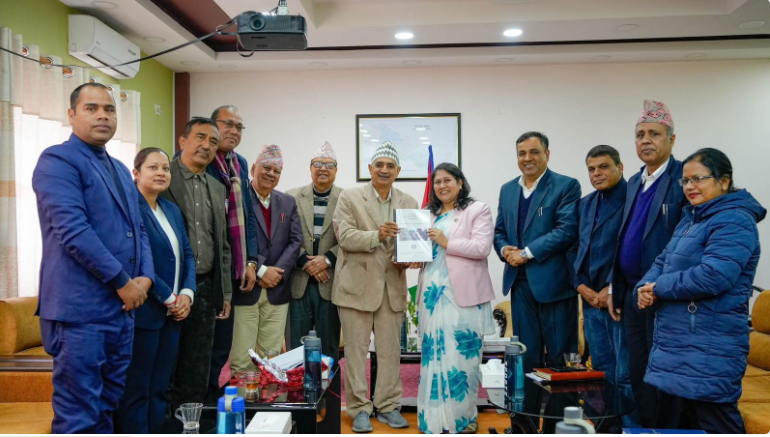 शिक्षामन्त्री भट्टराईसमक्ष सम्पत्ति खोजबिन समितिद्वारा प्रतिवेदन पेस