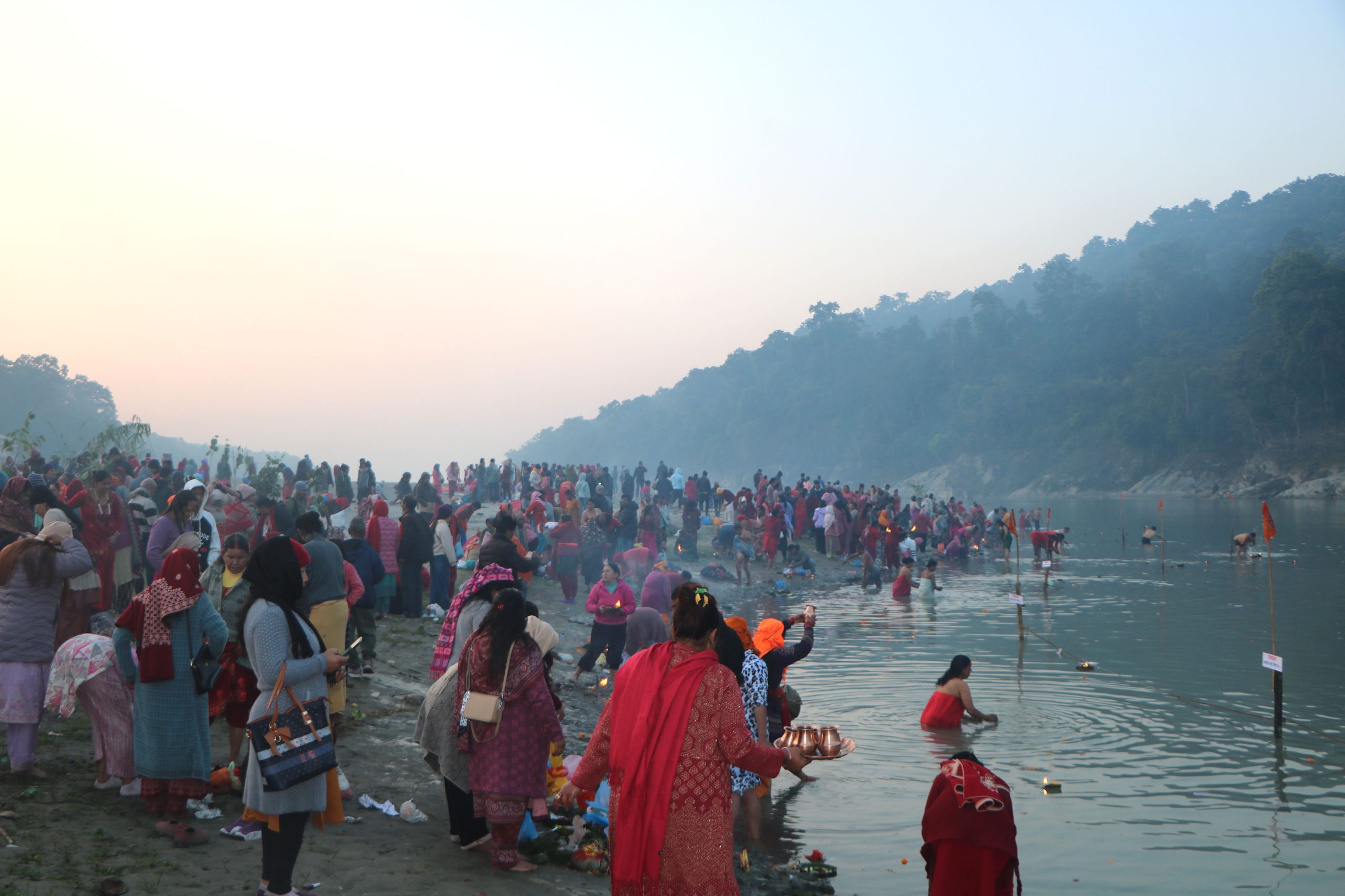 देवघाटमा मकरस्नान गर्न भक्तजनको घुइँचो(फोटोफिचर)