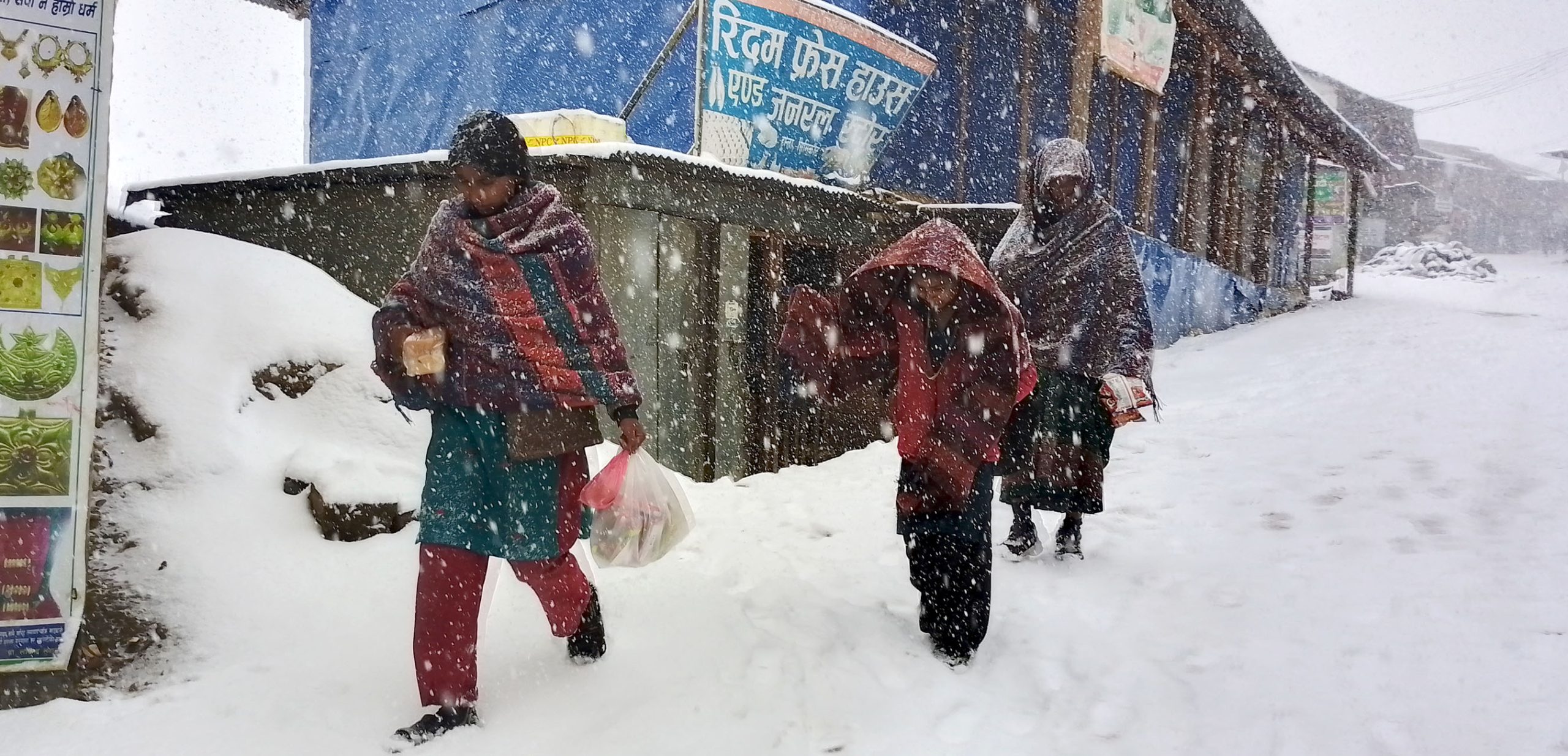 उच्च पहाडी तथा हिमाली भागका केही स्थानमा मध्यम हिमपात र वर्षा हुने