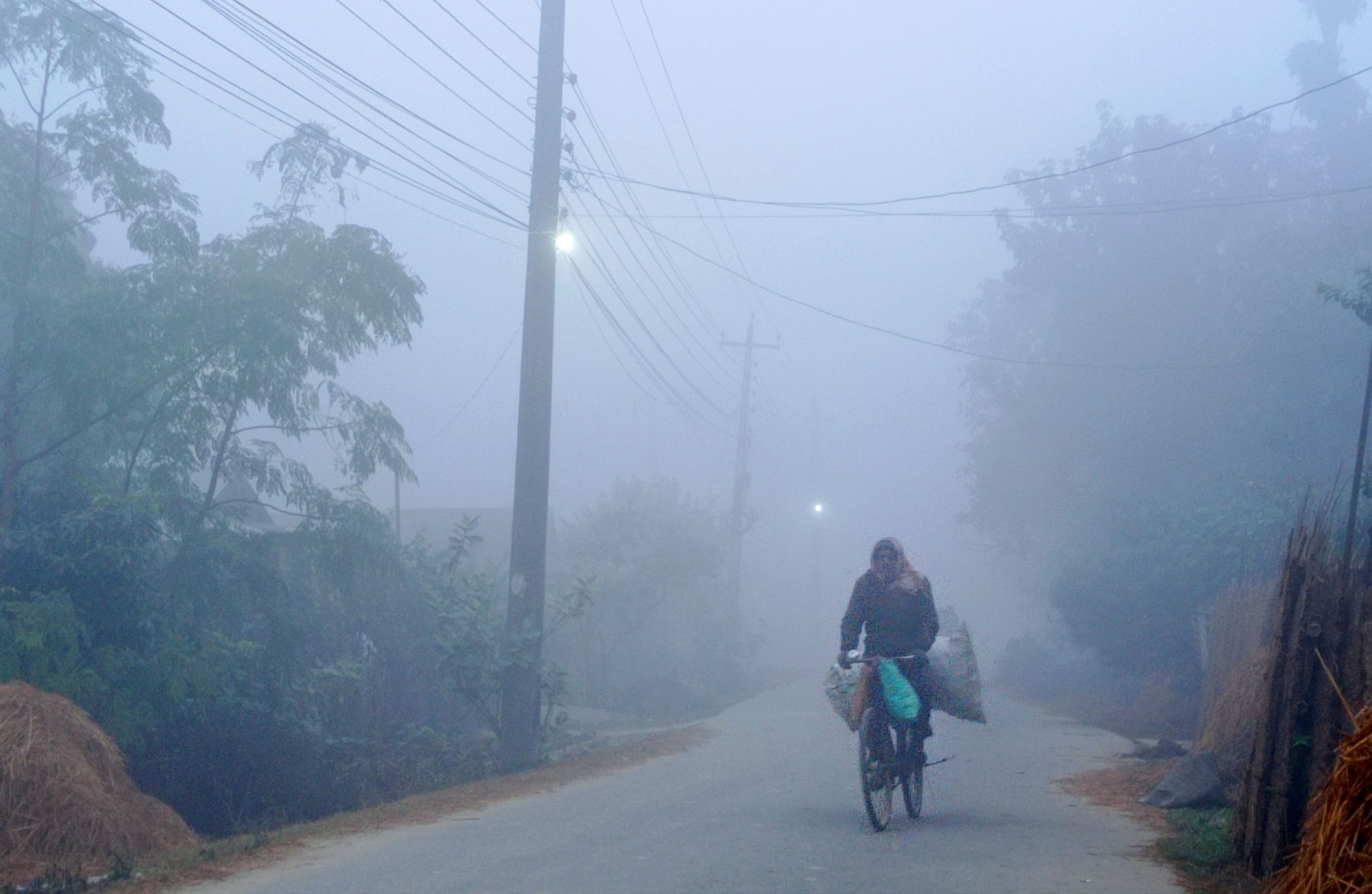 शीतलहरसँगै बढेको चिसोले जनजीवन कष्टकर, आगो ताप्न दाउराको समस्या