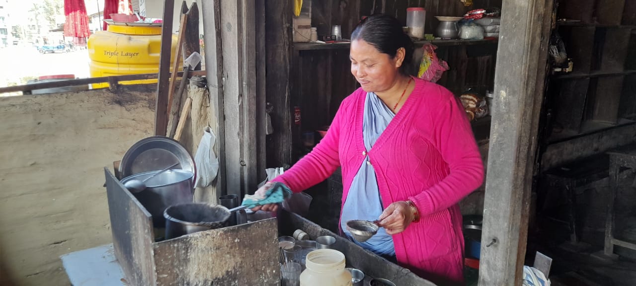 चिया बेचेरै मासिक ५० हजार आम्दानी गर्दै खवास दम्पती