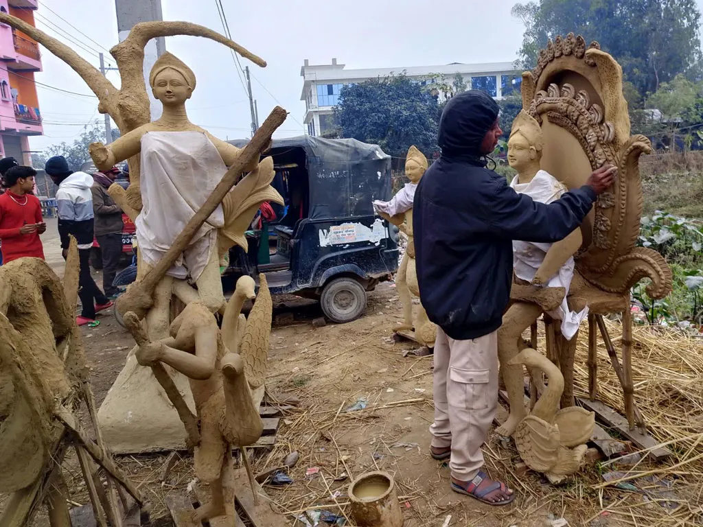 सरस्वती पूजाका लागि धमाधम मूर्ति बनाउँदै मूर्तिकार, बनाउन भ्याई नभ्याई