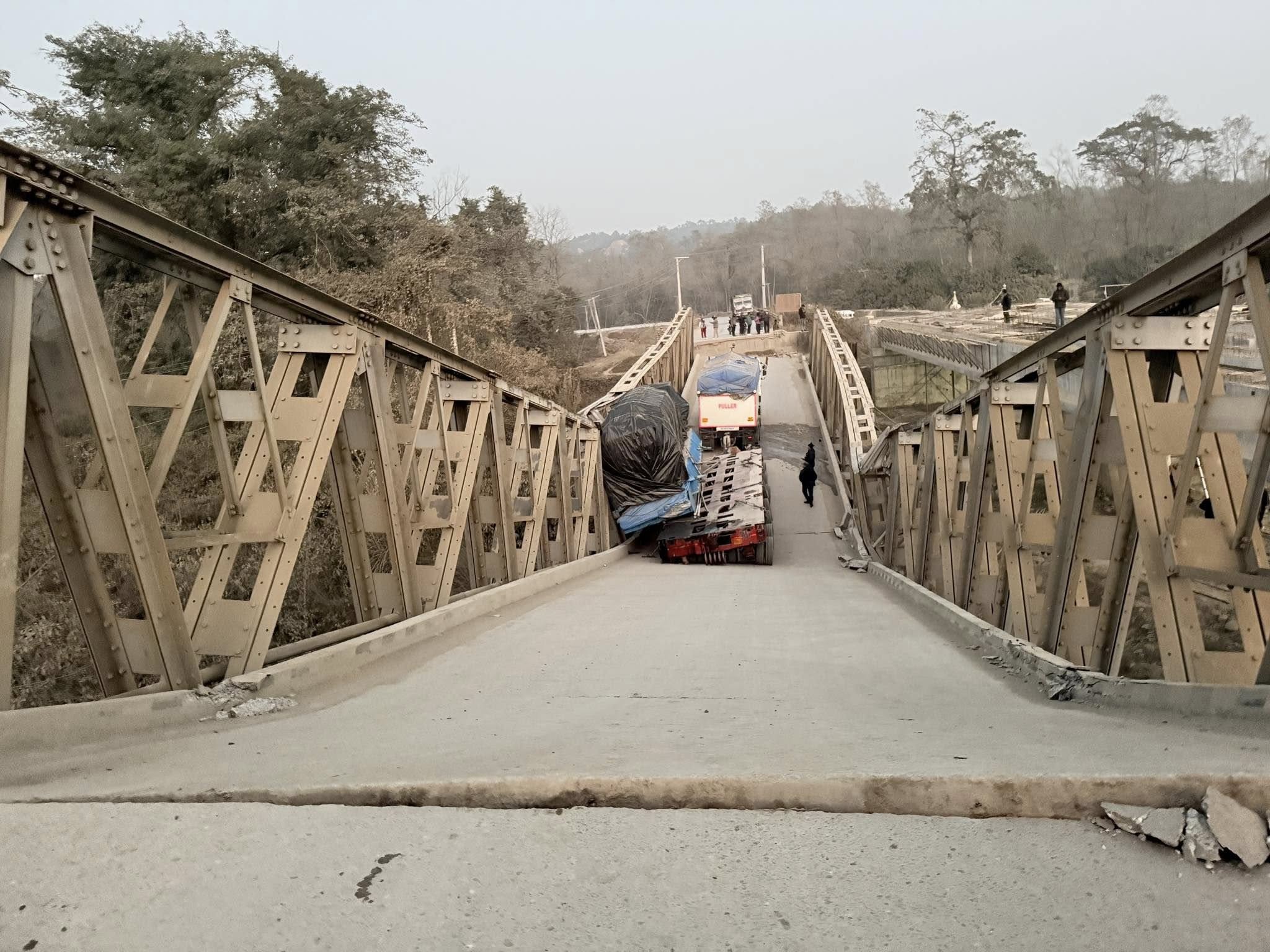 पुल भाँचिएर रोकिएका सवारी वैकल्पिक मार्गबाट सञ्चालन