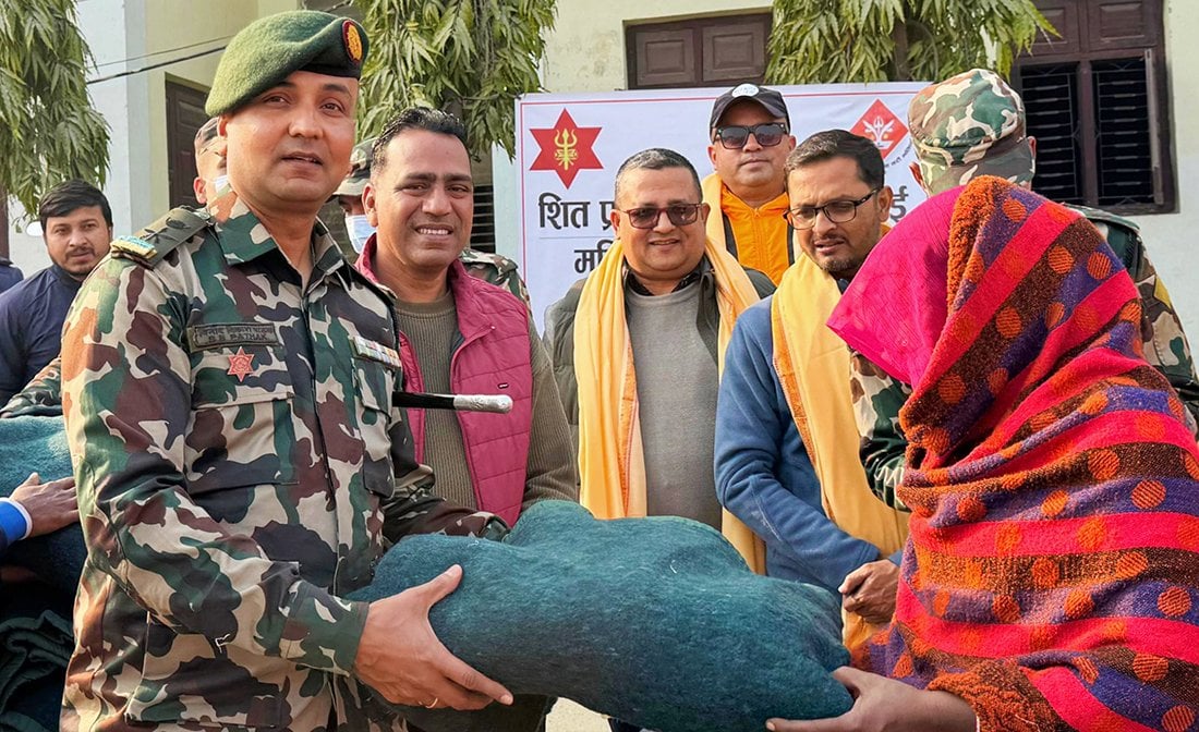 मुटु कमाउने जाडोमा लुगा नभएर कष्ट झेल्दै आएका शीतलहरपीडितलाई सेनाको सहयोग
