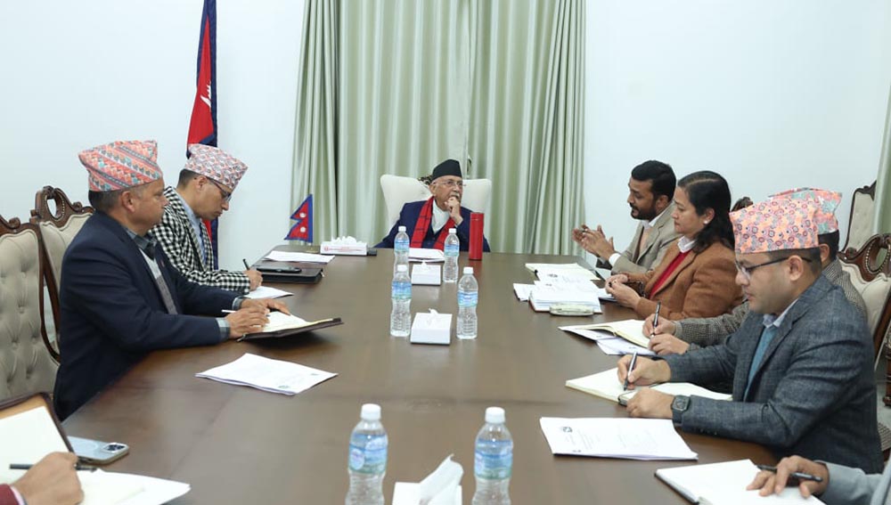 प्रधानमन्त्रीलाई खानेपानी मन्त्रालयको ‘ब्रिफिङ’