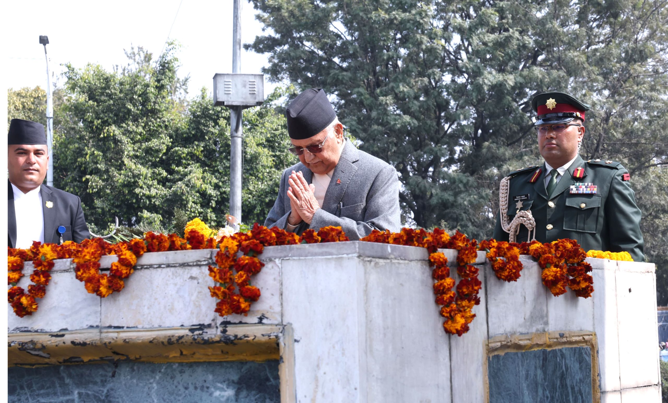प्रधानमन्त्रीबाट सहिद स्मारक र सहिदगेटमा पुष्पहार अर्पण