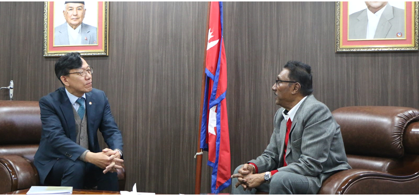 श्रममन्त्री भण्डारीसँग दक्षिण कोरियाका राजदूत पार्क ताईको शिष्टाचार भेट