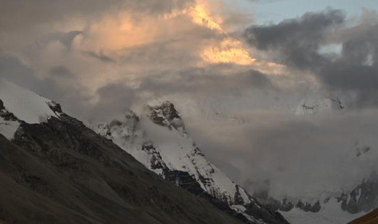 चीनमा भूकम्पपछि माउन्ट कोमोलाङ्मा क्षेत्र बन्द
