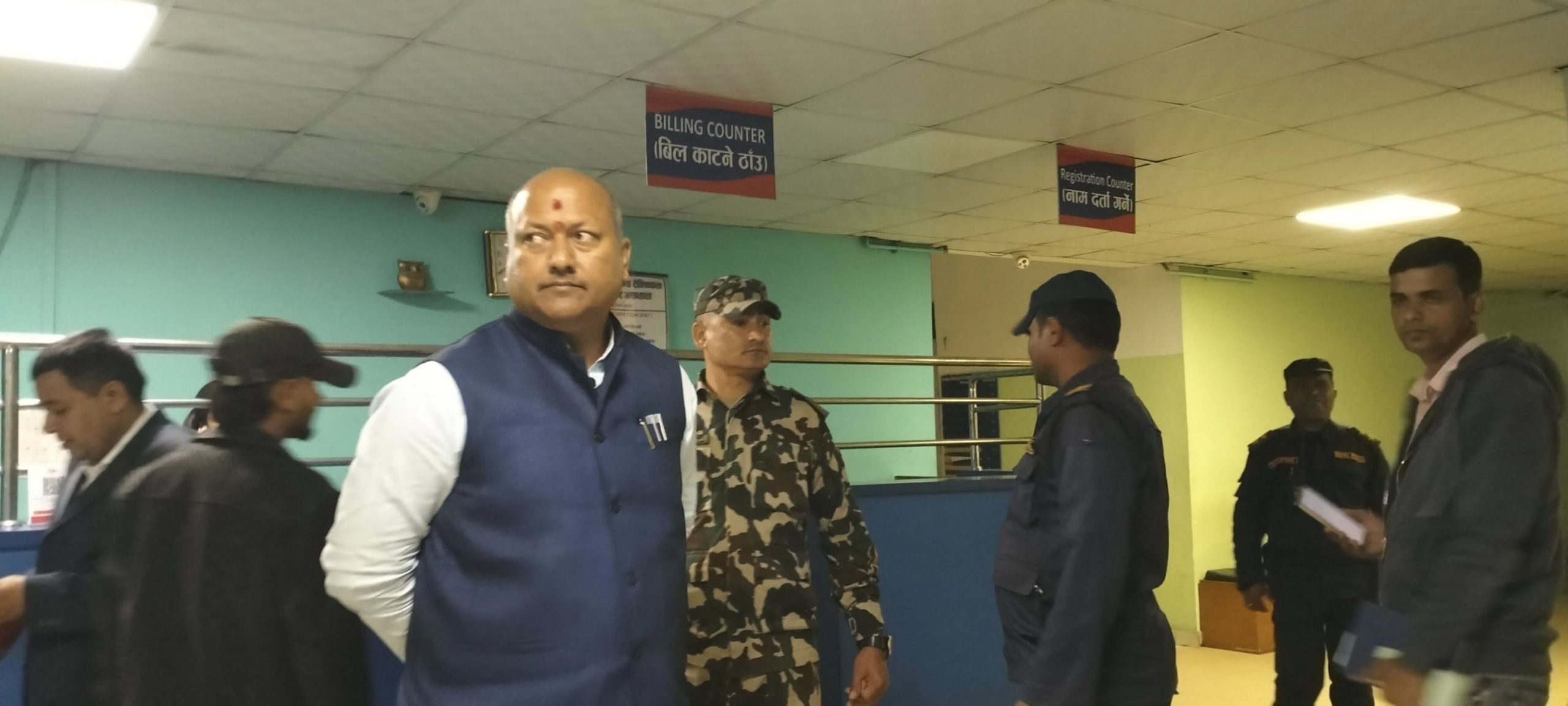 जब मुख्यमन्त्री सिंहले अस्पतालका सुरक्षा गार्डसँग एम्बुलेन्स चालक बनेर कुरा गरे..
