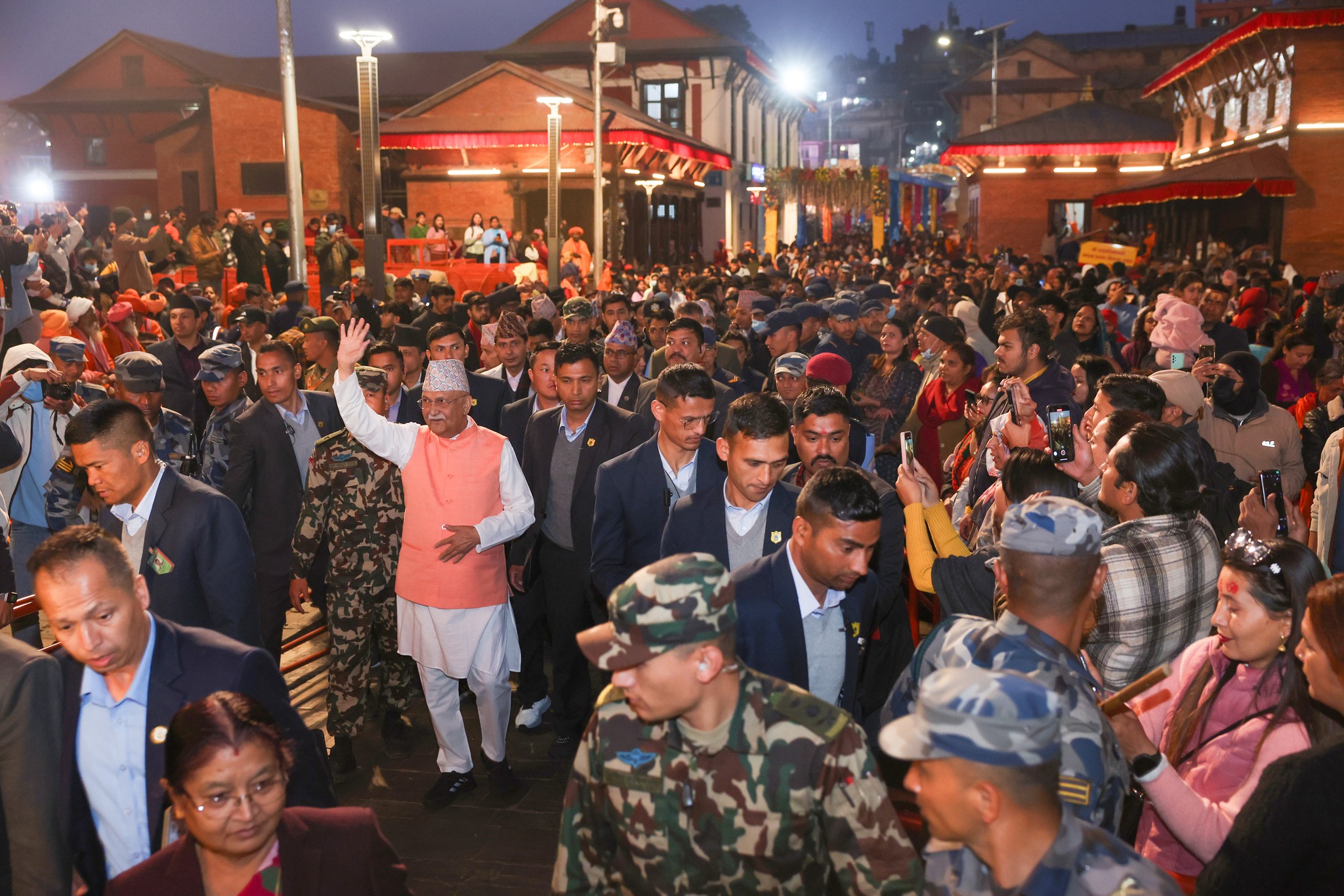 महाशिवरात्रिको पूर्वसन्ध्यामा प्रधानमन्त्री ओली पशुपतिमा(फोटोफिचर)