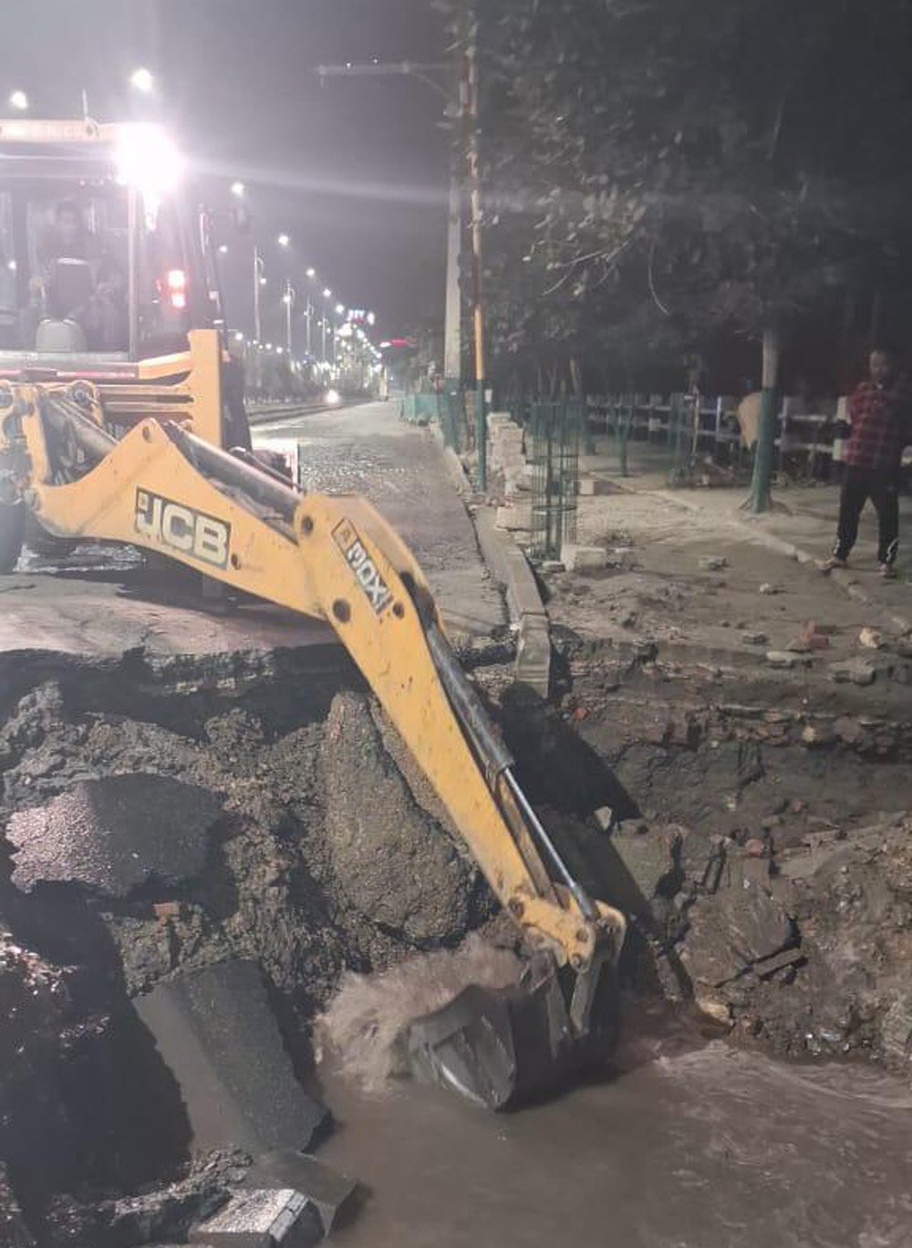 बबरमहलमा फुटेको खानेपानीको पाइप मर्मतको काम सुरु