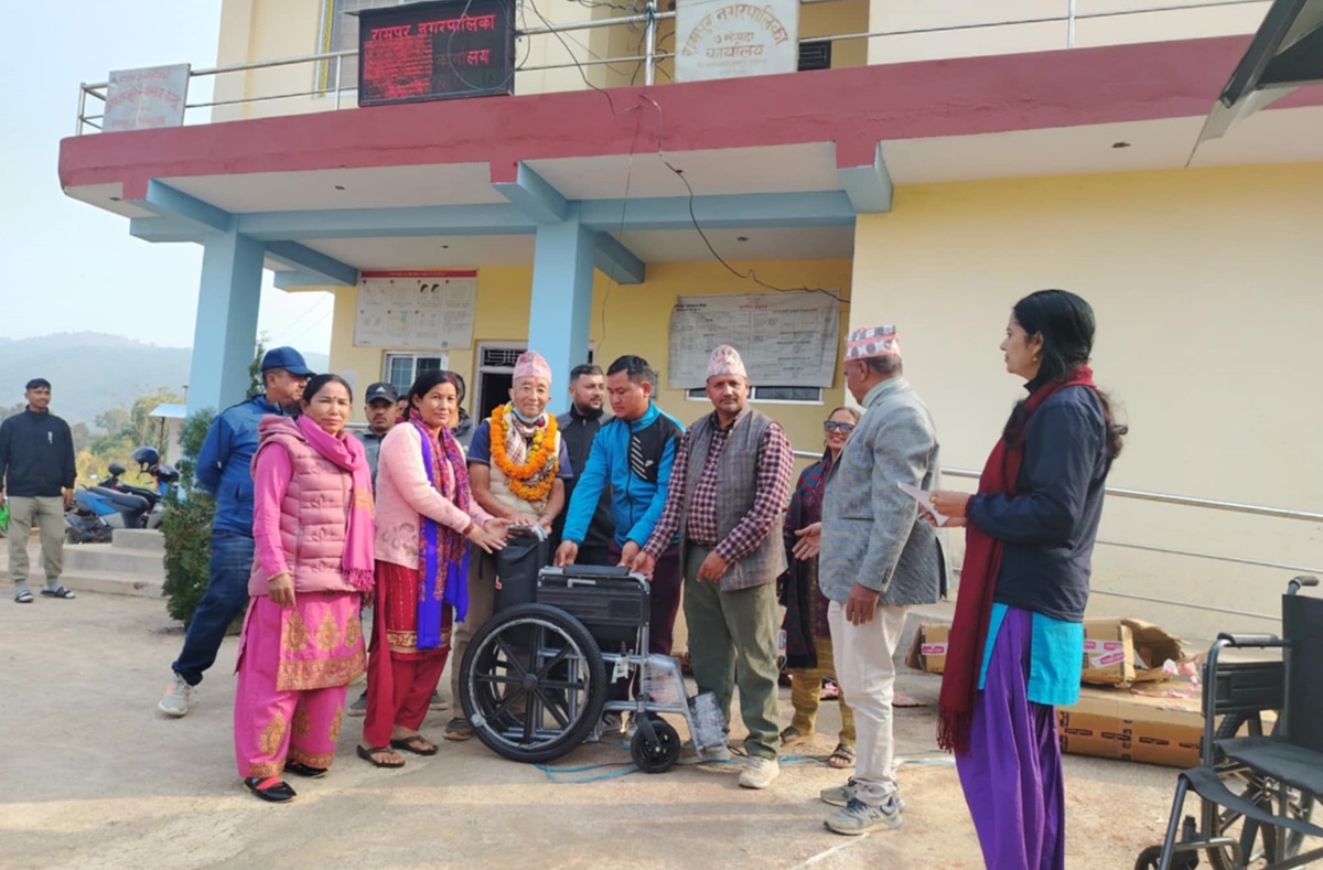 फरक क्षमता भएका व्यक्तिलाई सहायता सामग्री प्रदान