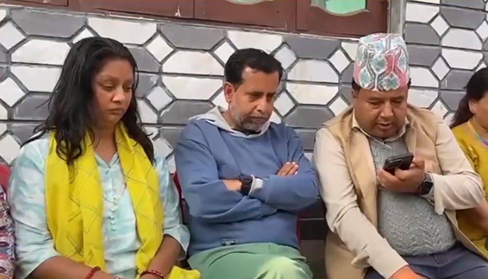 प्रधानमन्त्री ओली र  प्रकृतिका आमाबाबु बिच कुराकानी