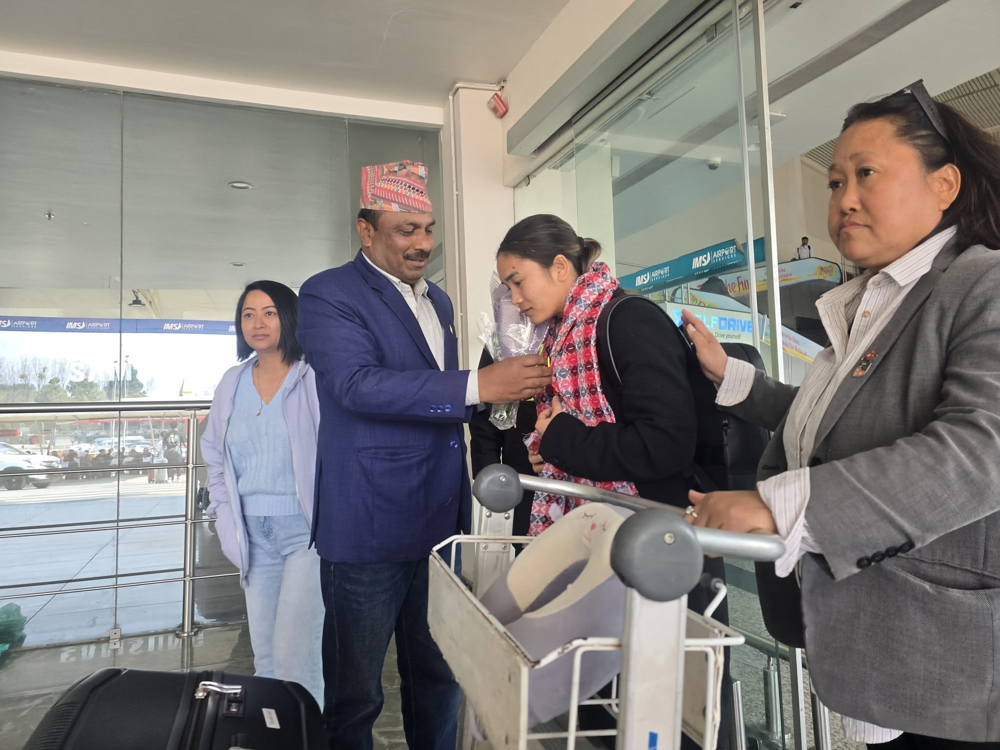ग्रिसबाट अन्तर्राष्ट्रिय फुटबलमा भाग लिन नेपाली टोलीकी कप्तान एन्जिला आइपुगिन् काठमाडौं