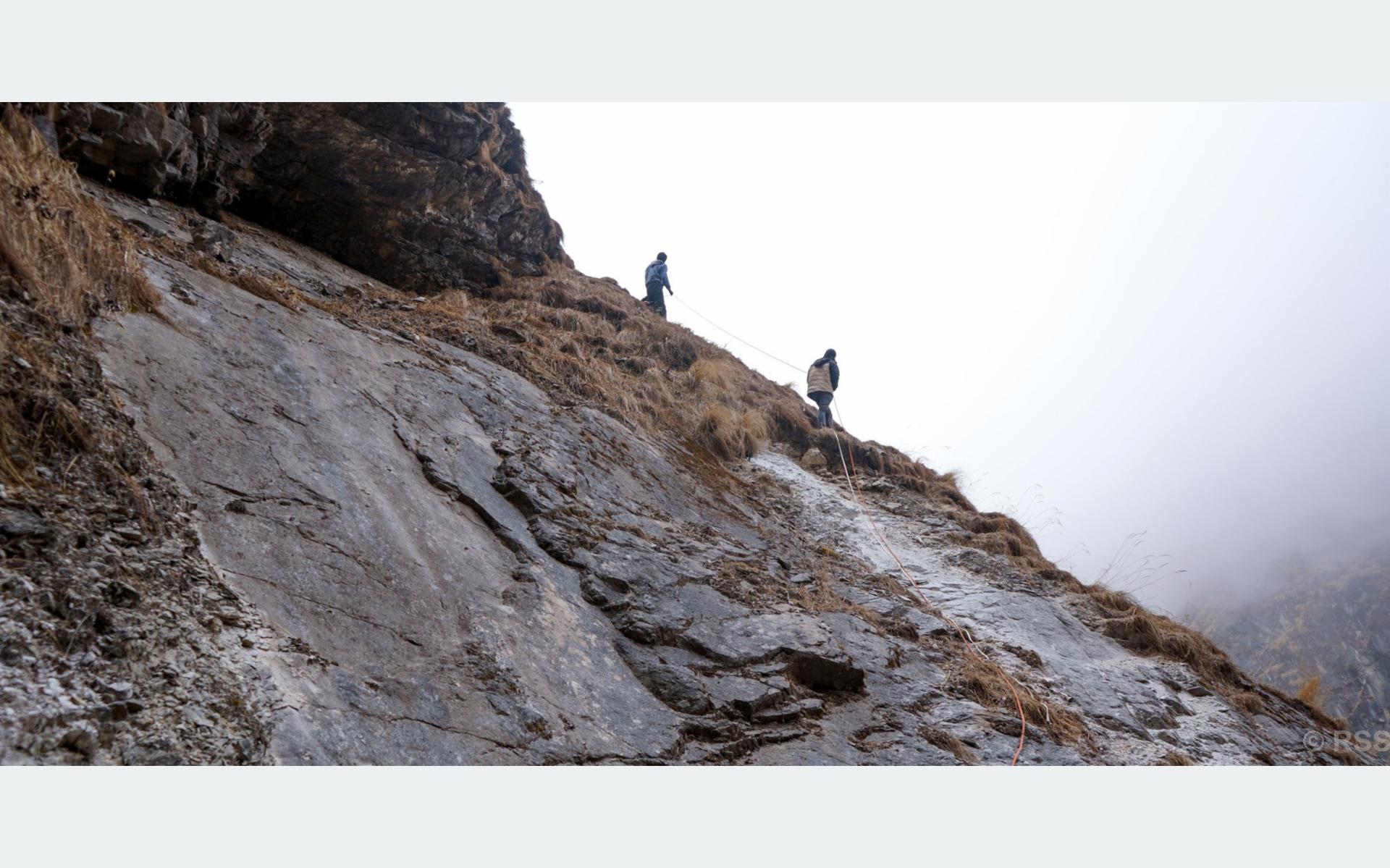 धौलागिरि आधार शिविर पुग्न डोरीमा झुण्डीएर जोखिमपूर्ण यात्रा गर्नुपर्ने बाध्यता