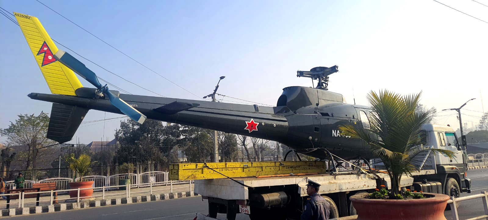 ट्रकमा राखेर सैनिक मुख्यालयबाट सेनाको हेलिकप्टर त्रिभुवन विमानस्थल लगिँदै