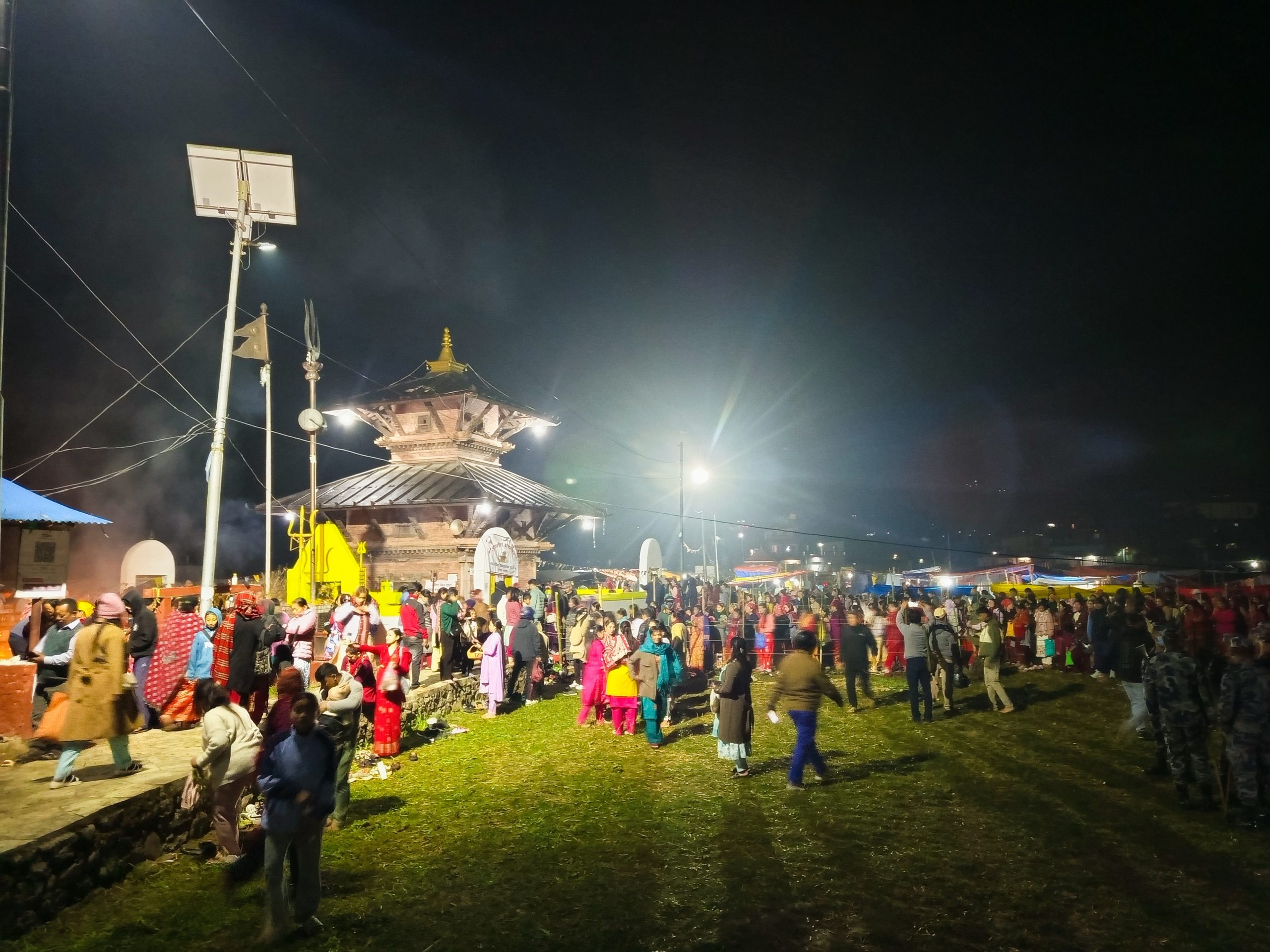 ईशानेश्वरमा रातभर उभिएर ठाडो बत्ती बाल्दै सयौँ दम्पत्ति