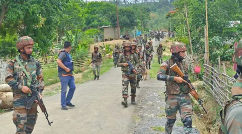मणिपुरका मिलिसिया लडाकूहरूद्वारा लुटिएका हतियारसहित आत्मसमर्पण