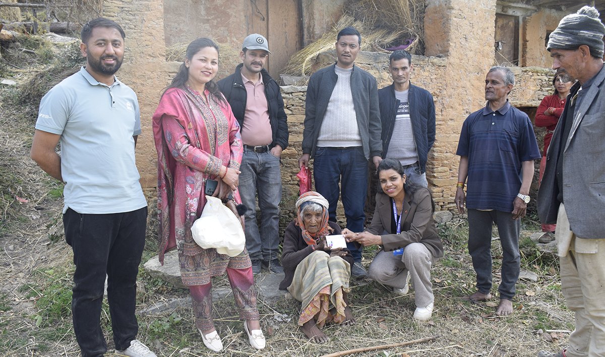 जब ९६ वर्षमा नागरिकता लिएर घरमै आए कर्मचारी …