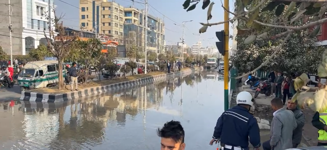 विद्युत् प्राधिकरणले समन्वय नगर्दा बबरमहल क्षेत्रमा खानेपानीको पाइप फुट्यो : मन्त्री यादव