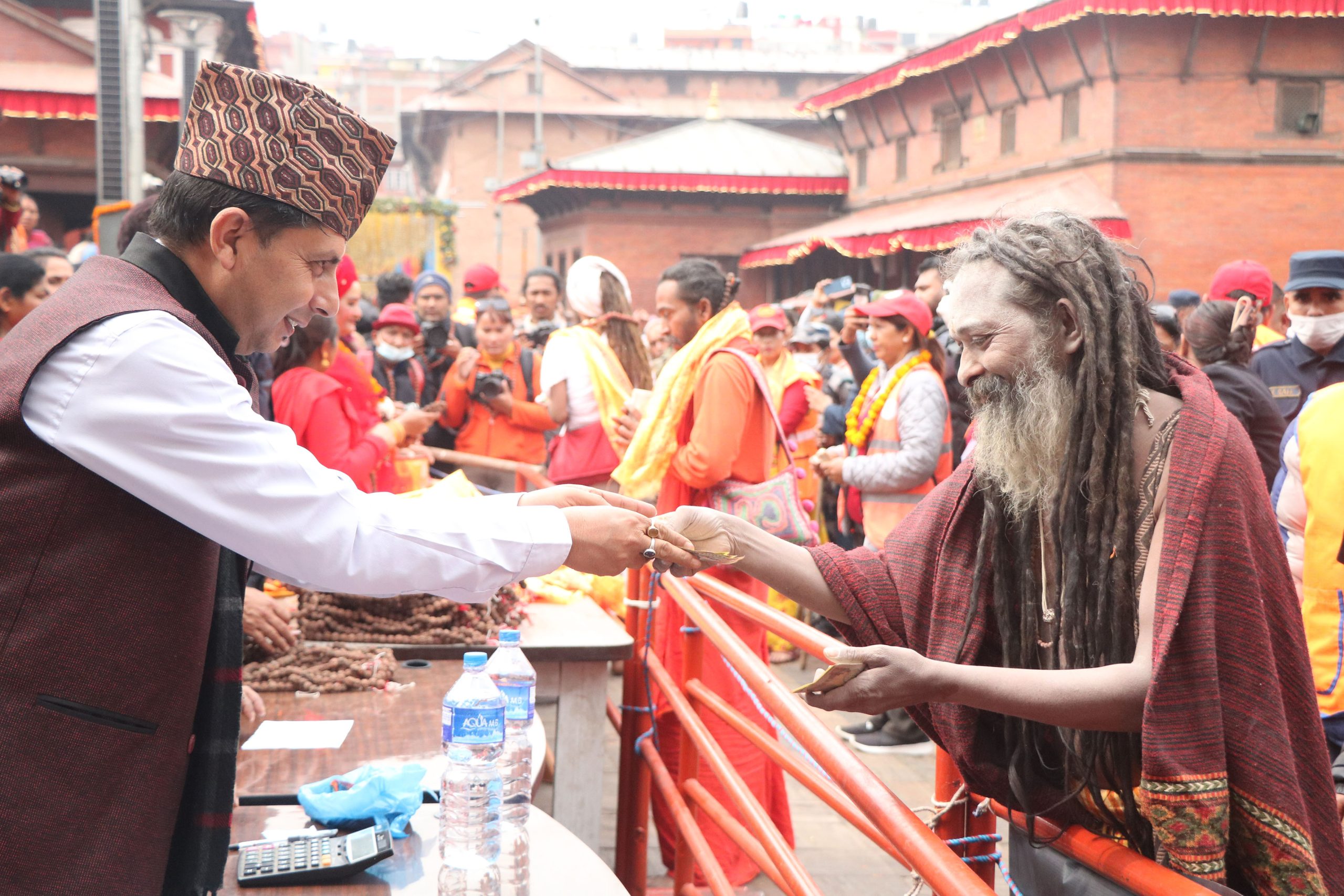 महाशिवरात्रिमा पशुपतिनाथ आएका साधुसन्तलाई दक्षिणासहित बिदाइ