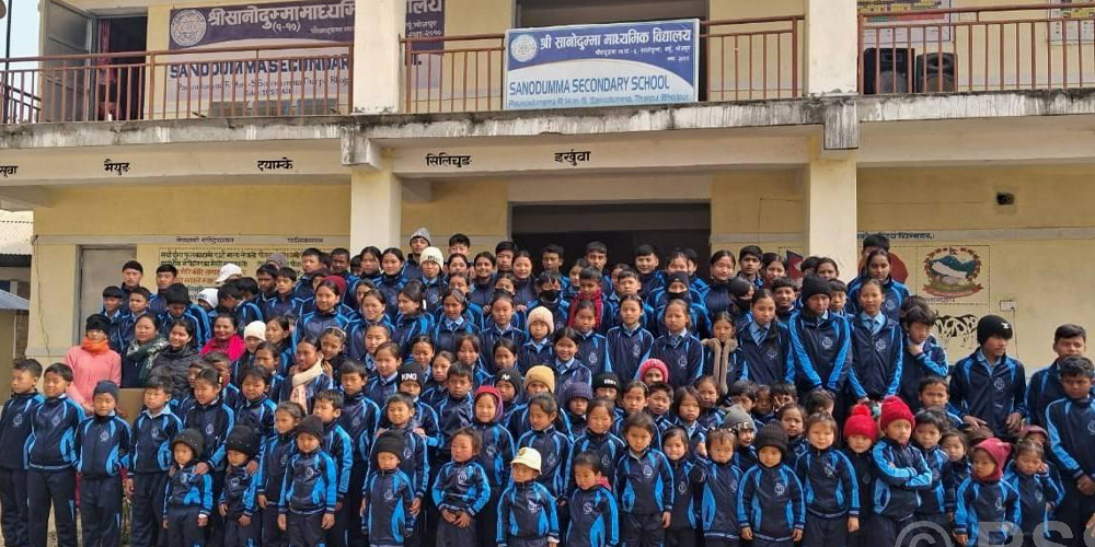 सामुदायिक विद्यालयका चारसय विद्यार्थीलाइ पोसाक वितरण