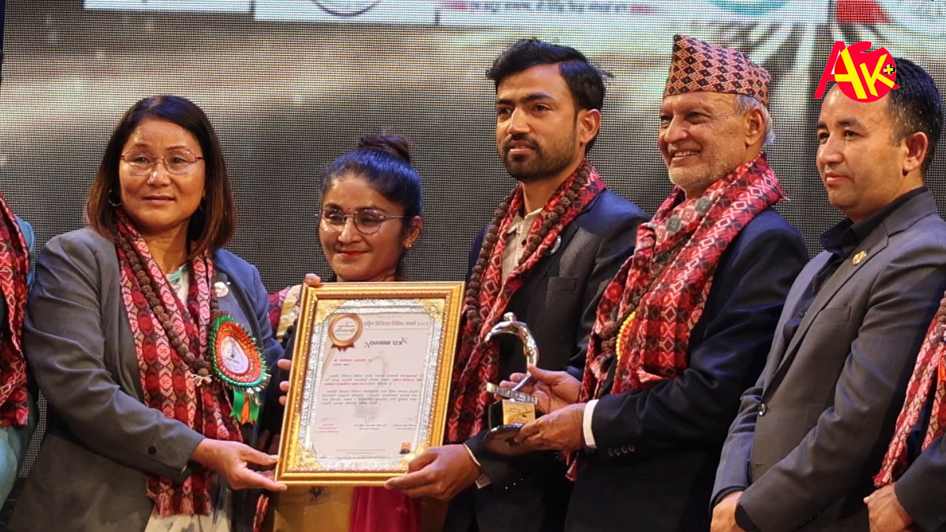 संचारकर्मी गोपिकृष्ण चापागाईं राष्ट्रिय डिजिटल मिडिया चलचित्र पत्रकारिता अवार्डबाट सम्मानित