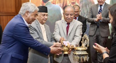 संसदको गतिरोध अन्त्यका लागि ओली, देउवा र प्रचण्डबीच छलफल हुँदै
