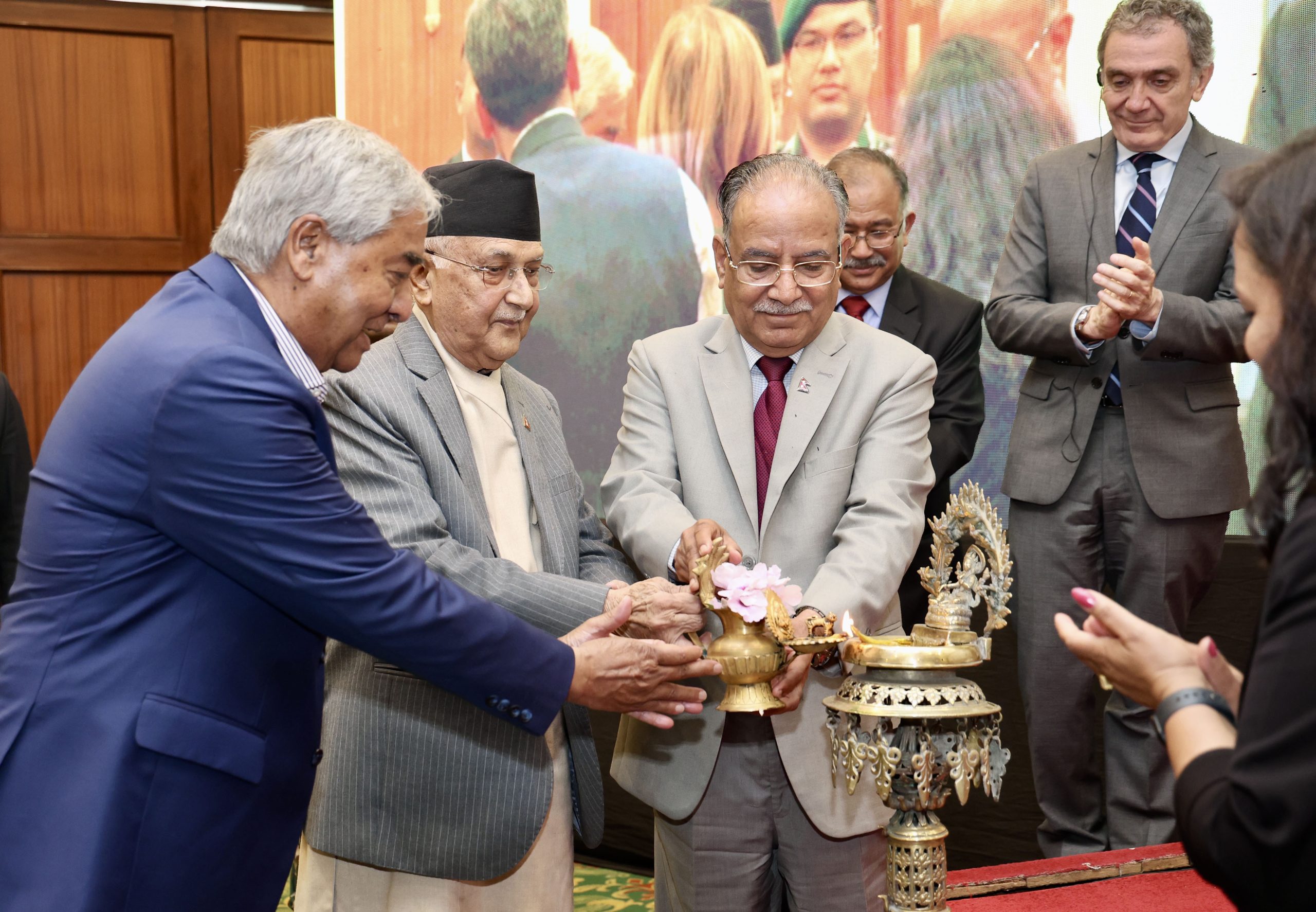 संसदको गतिरोध अन्त्यका लागि ओली, देउवा र प्रचण्डबीच छलफल हुँदै