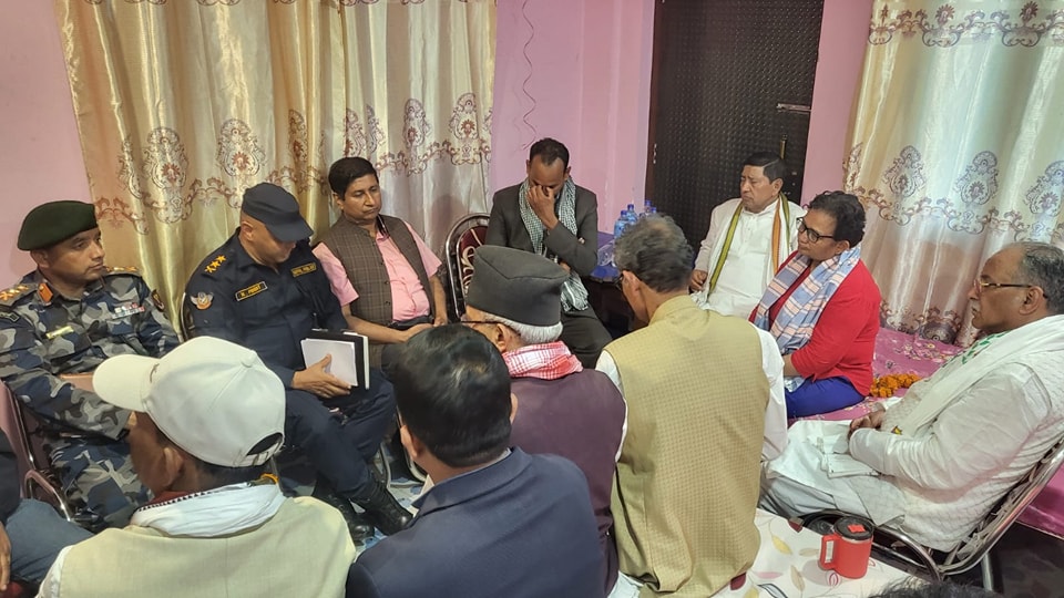प्रचण्डद्वारा रिङ्कु सदाको मृत्युबारे सिरहाका प्रजिअ र सुरक्षा प्रमुखसँग छलफल