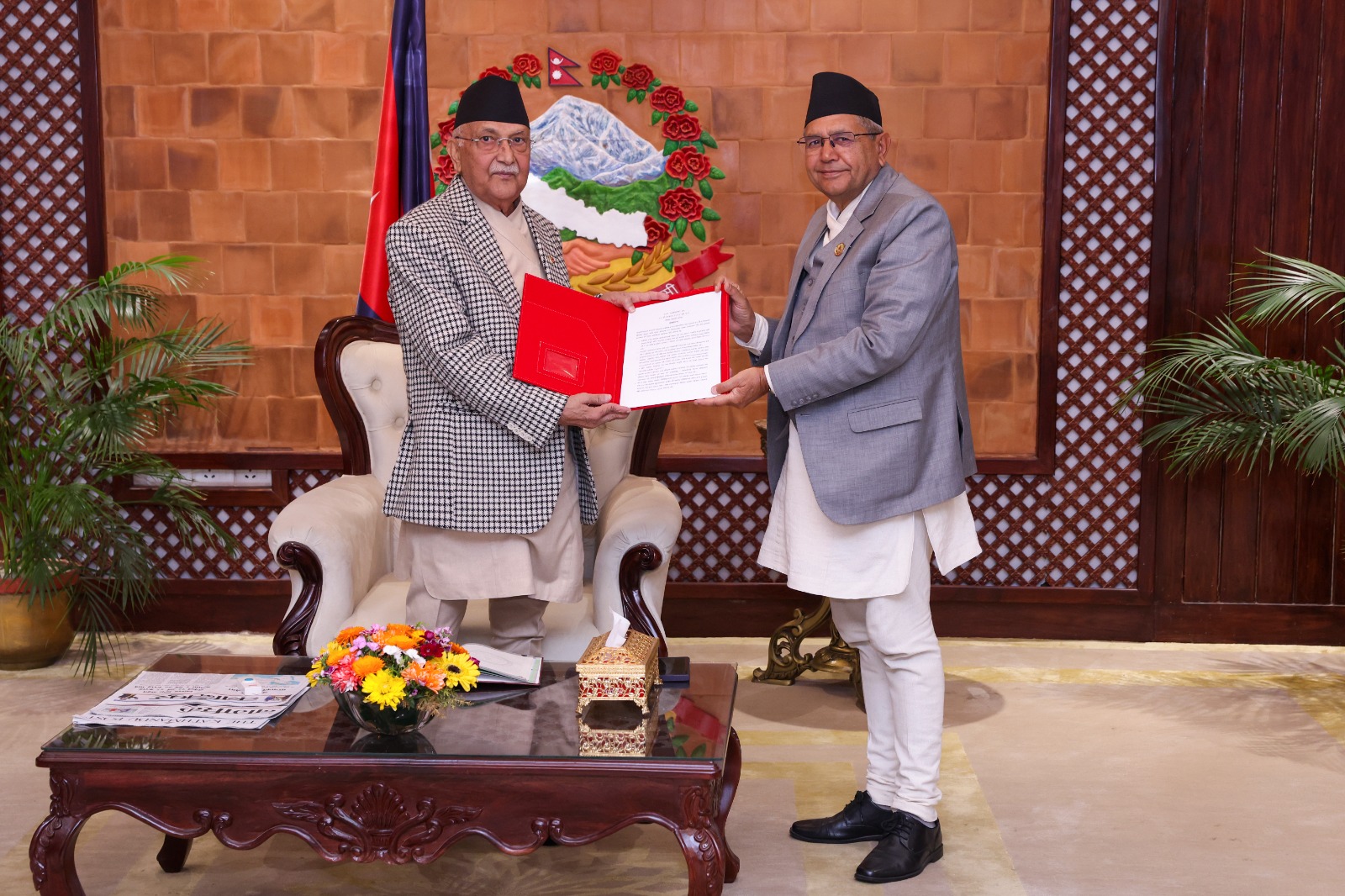 प्रधानमन्त्रीसमक्ष अन्तर–व्यवस्थापिका मञ्चको घोषणापत्र हस्तान्तरण
