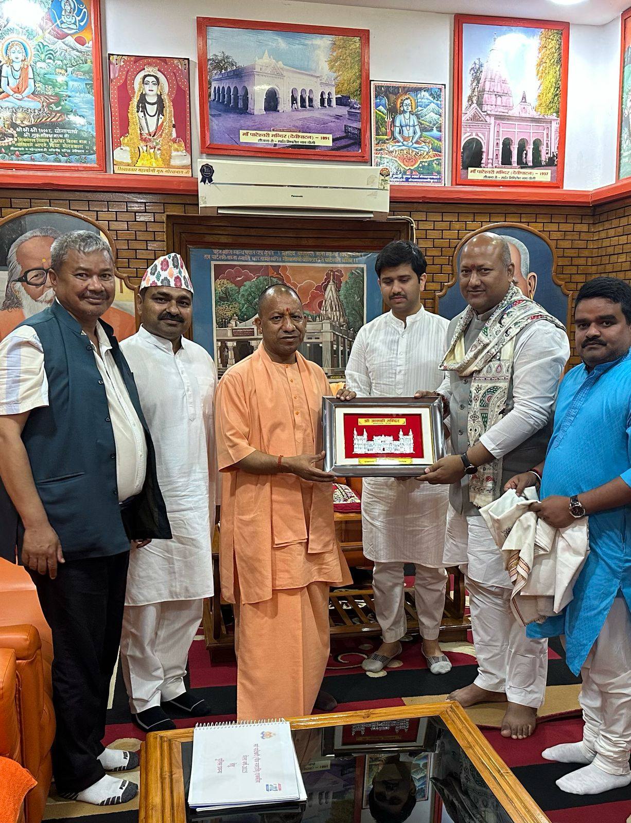 मुख्यमन्त्री सिंह र उत्तरप्रदेशका मुख्यमन्त्री योगीबीच भेटवार्ता
