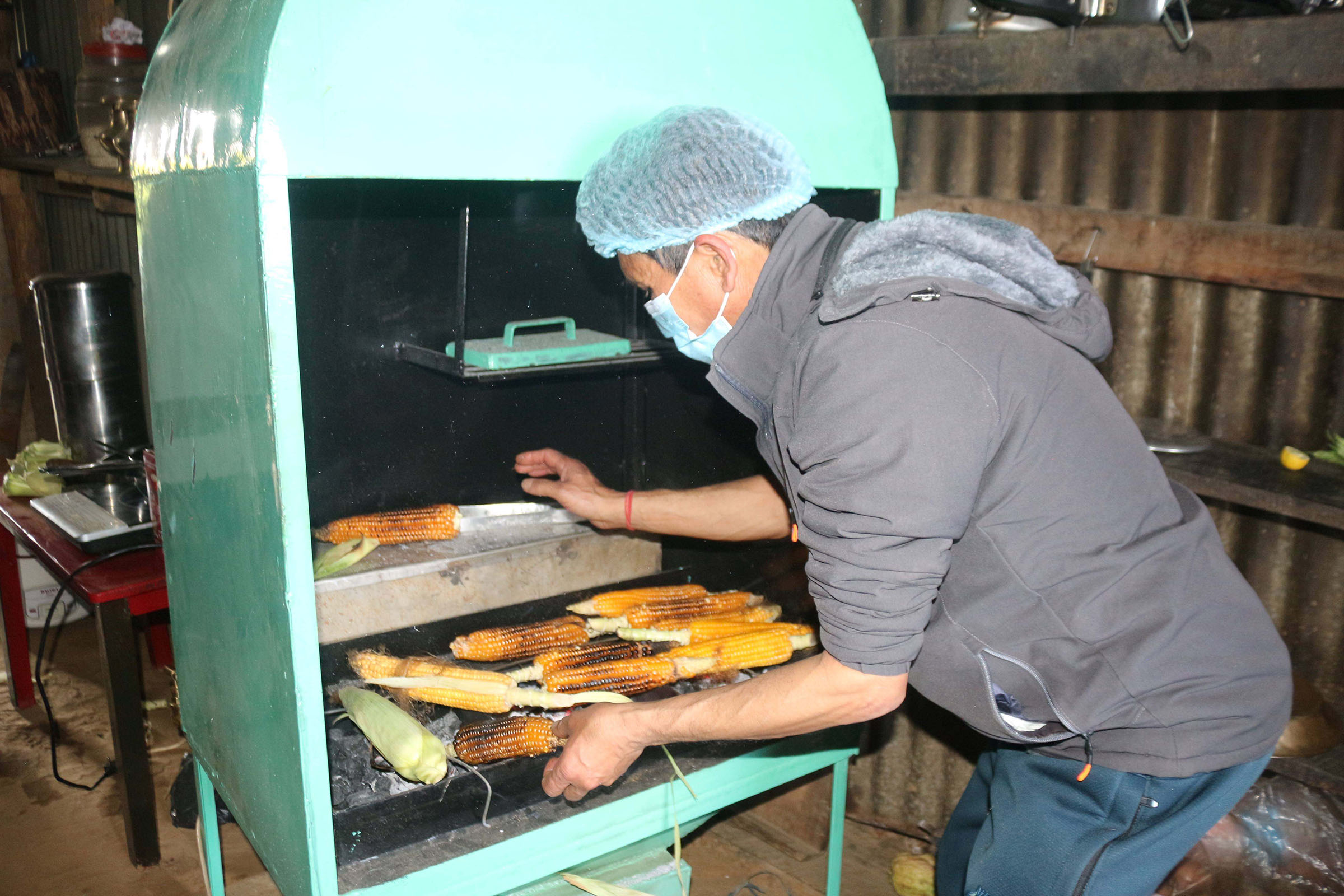 फुङ्लिङमा ‘मकै घर’, बाह्रै महिना पोलेको हरियो मकैको स्वाद लिन पाइने