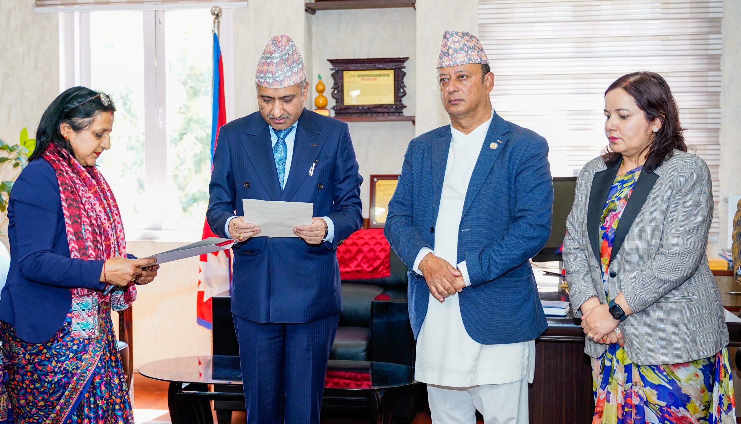 विद्युत् नियमन आयोगका सदस्यद्वारा शपथ
