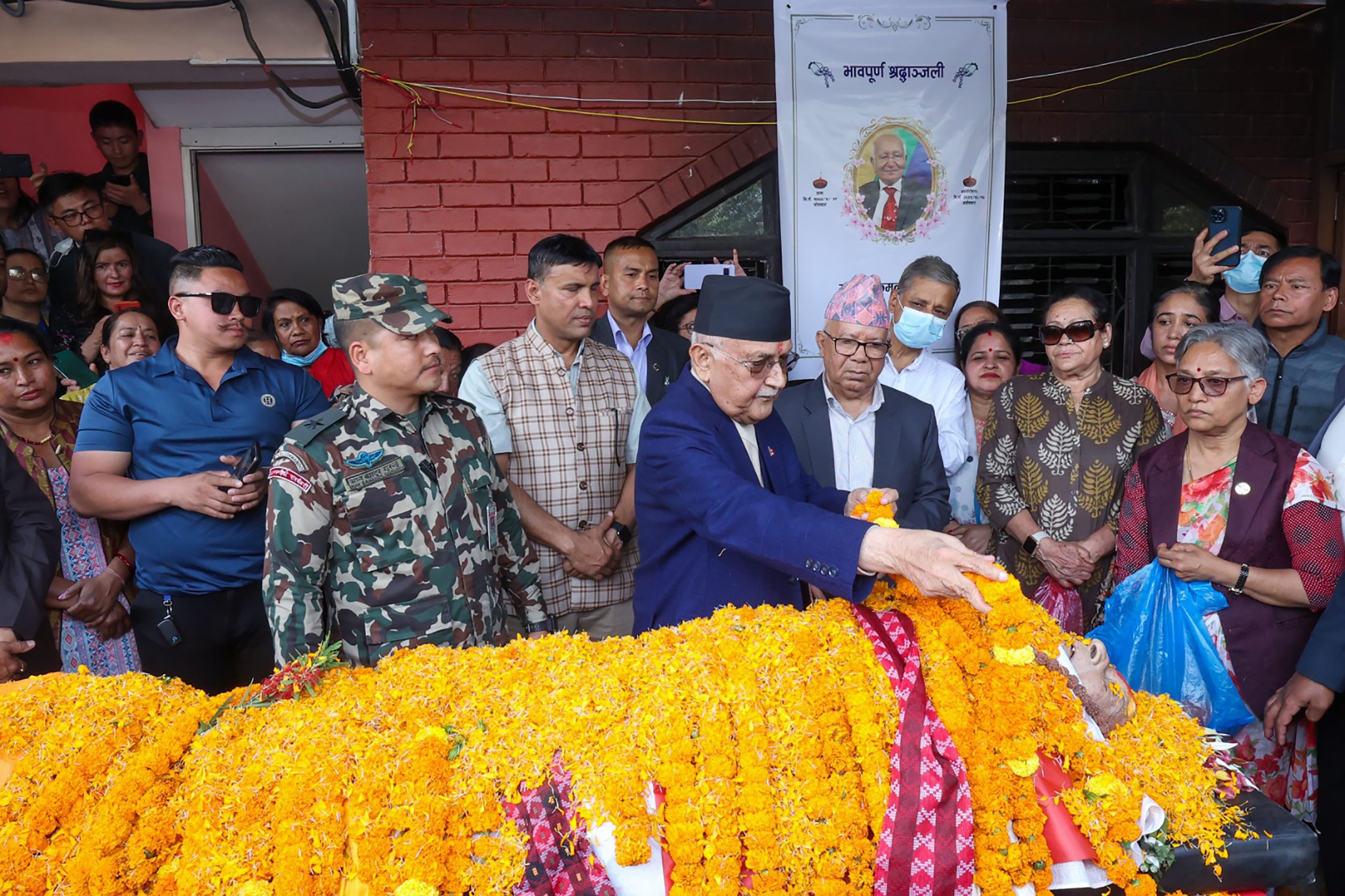 एकीकृत समाजवादीको कार्यालय पुगेर प्रधानमन्त्रीद्वारा वरिष्ठ पत्रकार कोइरालाप्रति श्रद्धाञ्जली अर्पण