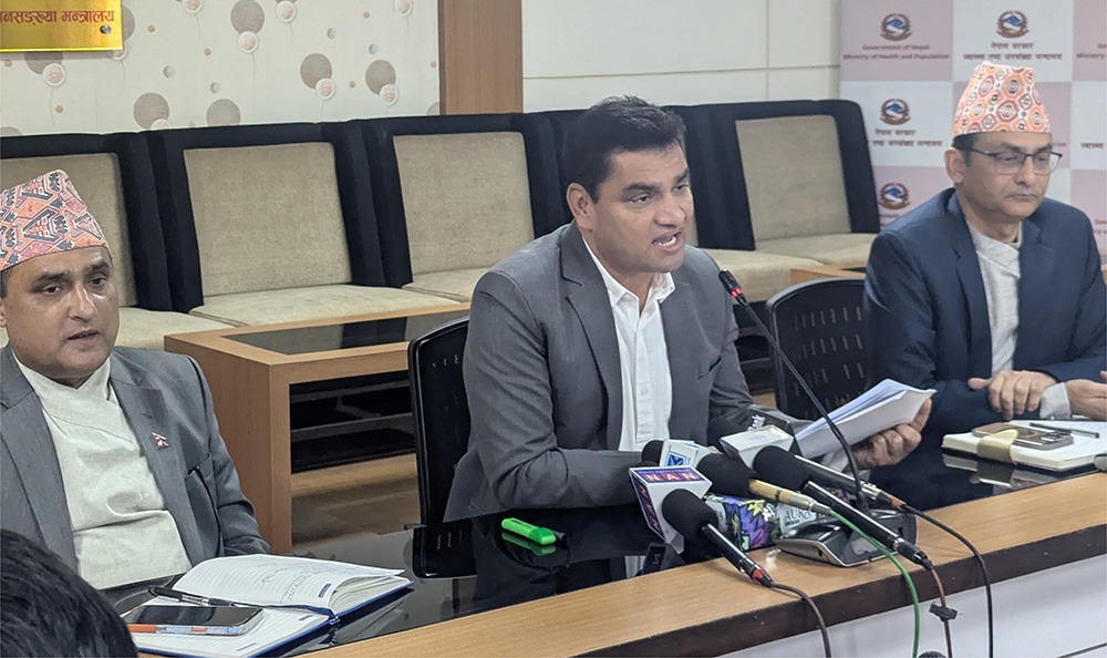 लुम्बिनी मेडिकल कलेजका चिकित्सकले स्वास्थ्यमन्त्रीलाई बुझाए ज्ञापनपत्र