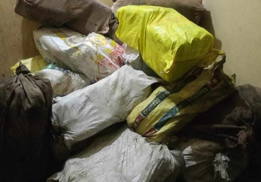 सशस्त्र प्रहरीद्धारा भन्सार छलेर ल्याइएका १८ लाखका कपडा बरामद