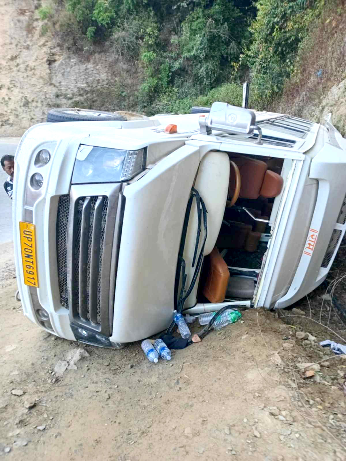 काठमाडौंबाट हेटौंडातर्फ आउँदै गरेको भारतीय गाडी इन्द्रसरोवरमा दुर्घटना
