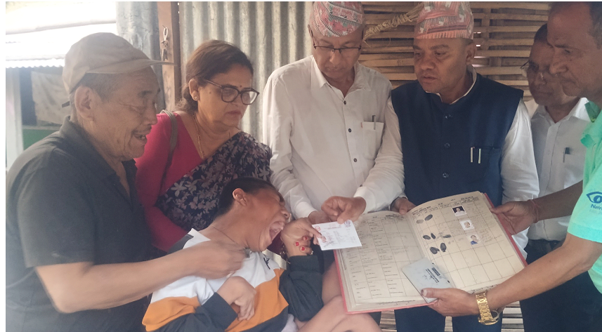 मेचीनगरमा पूर्ण अपाङ्गता भएकालाई घरमै नागरिकता