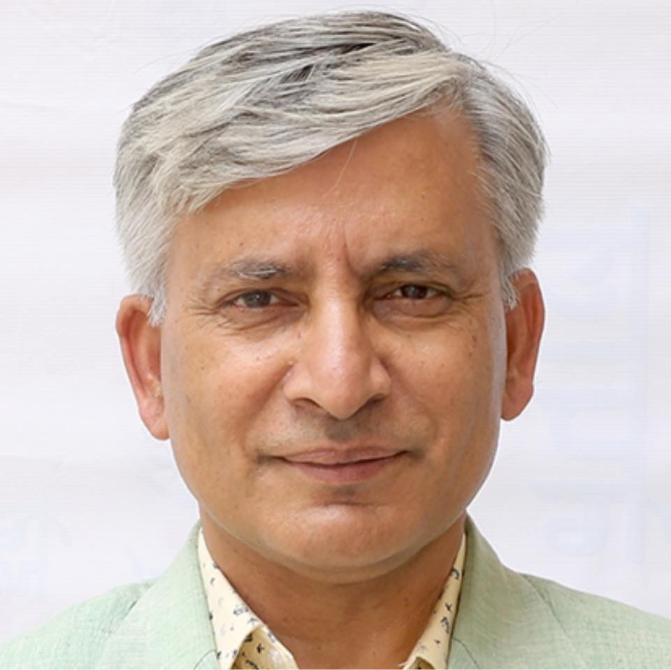 विष्णु रिमाल भन्छन् -बलेको बत्तीमुनि बसेर पोस्ट लेख्दै बिजुली गयो भन्ने भाष्य बनाइँदै छ