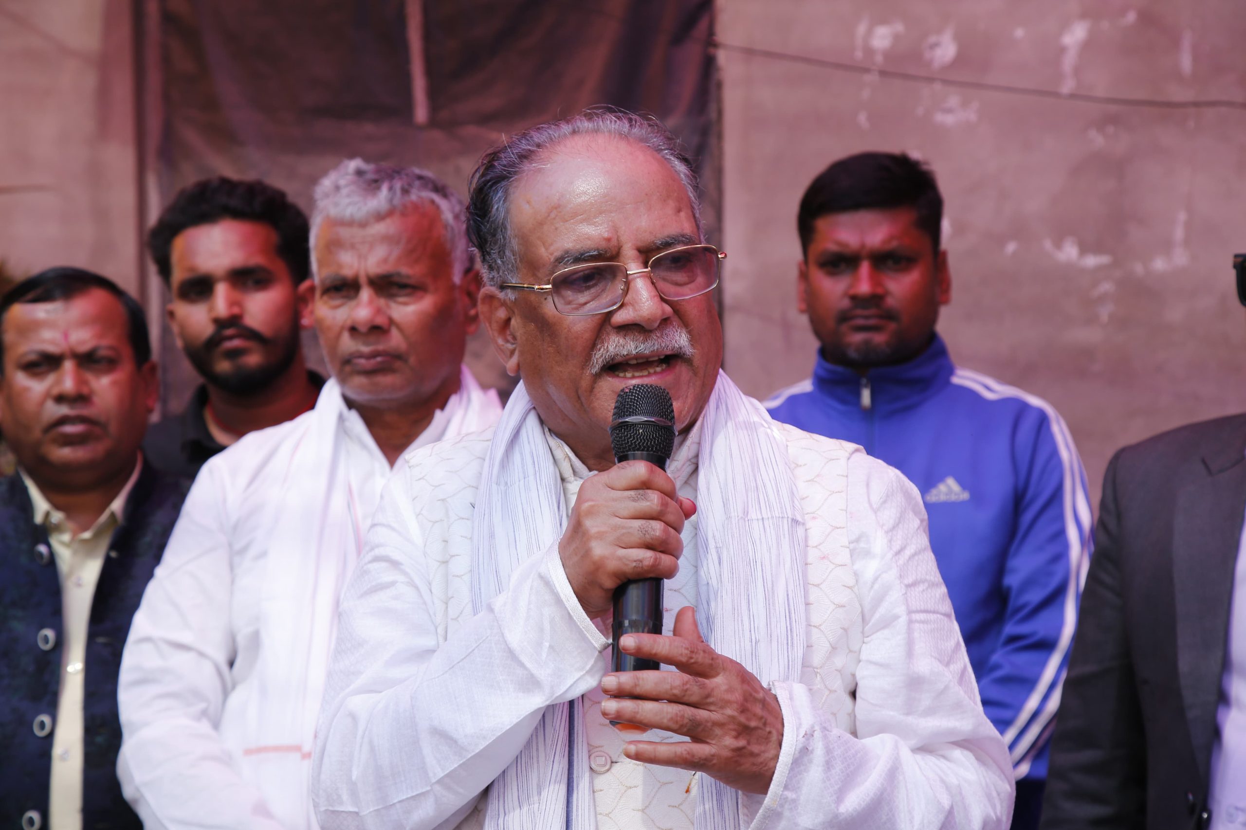 कसैको वैशाखी टेकेर चुनाव लड्दैनौंः प्रचण्ड