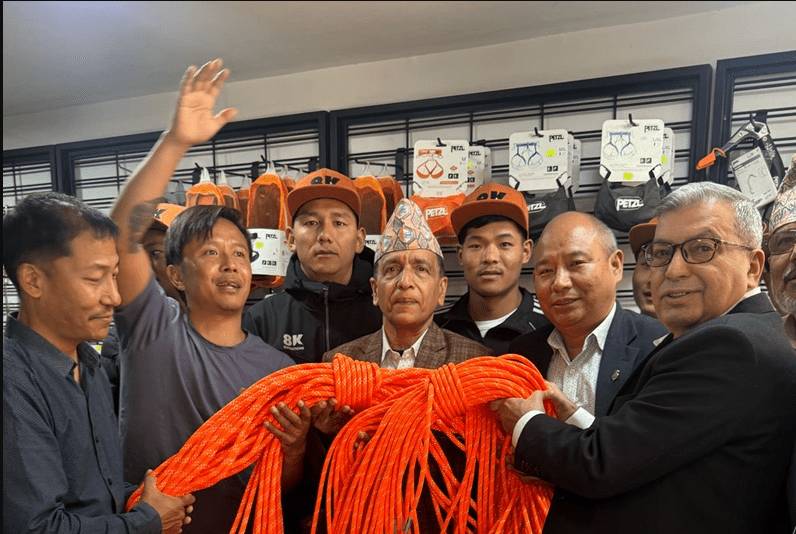 सगरमाथालगायत हिमालमा डोरी टाँग्न खटिए दक्ष आरोही, आरोहणको चहलपहल बढ्यो
