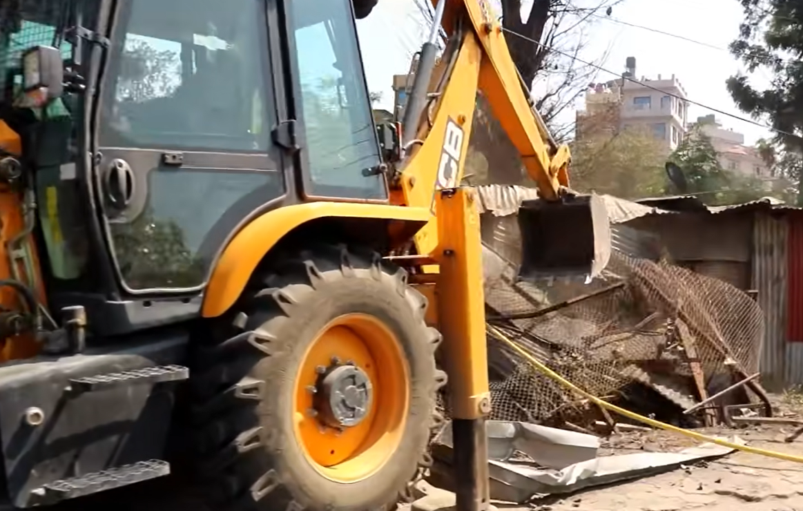 कालोपुलमा गुठीको जग्गा अतिक्रमाण गरी बनाइएका संरचनामा चल्यो महानगरको डोजर