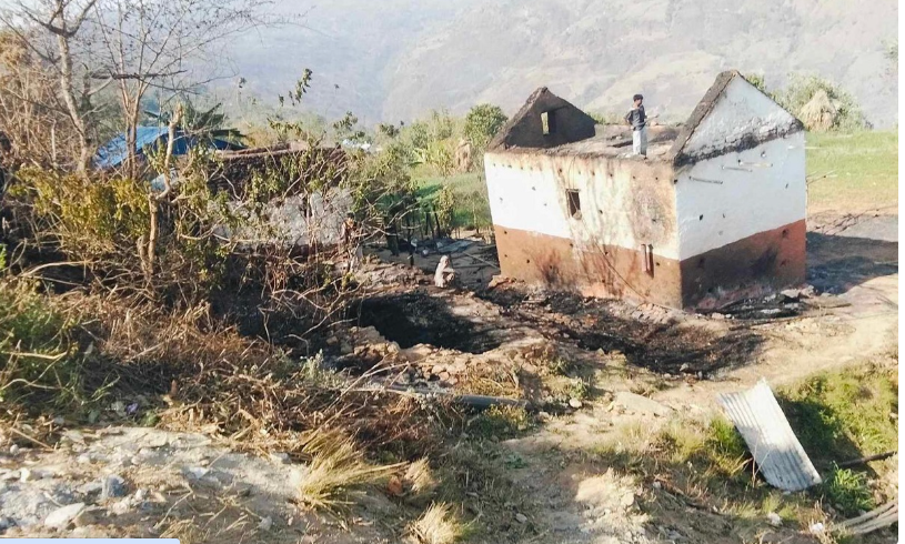 वनमा लागेको डढेलो बस्तीमा प्रवेश गर्दा आठ घर, आठ पाली जलेर नष्ट