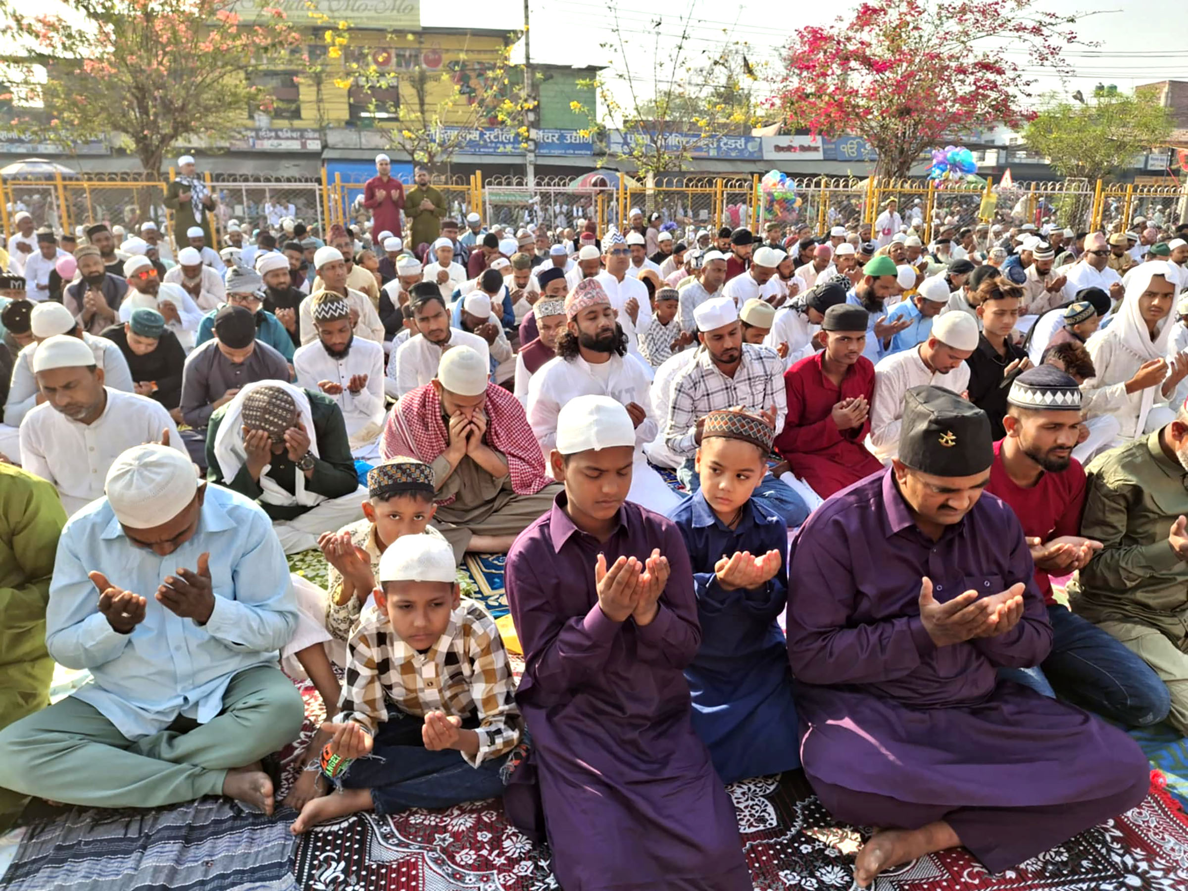 आज मुलुकभर नमाज पढेर खुसी साटासाट गर्दै ईद उल फित्र मनाइयो