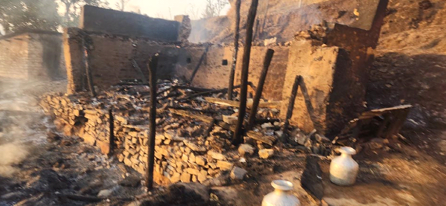 खोटाङमा डढेलो गाउँ पस्दा एक विद्यालयसहित सात घर जलेर नष्ट