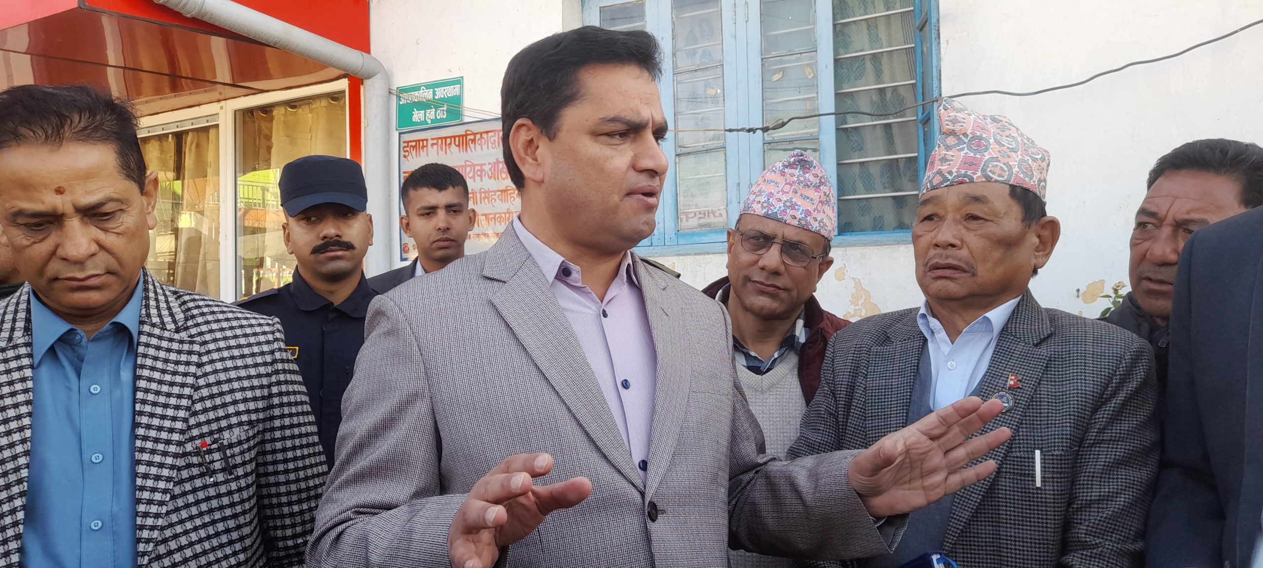 औषधि छैन भन्ने छुट सरकारी अस्पताललाई छैनः स्वास्थ्यमन्त्री पौडेल