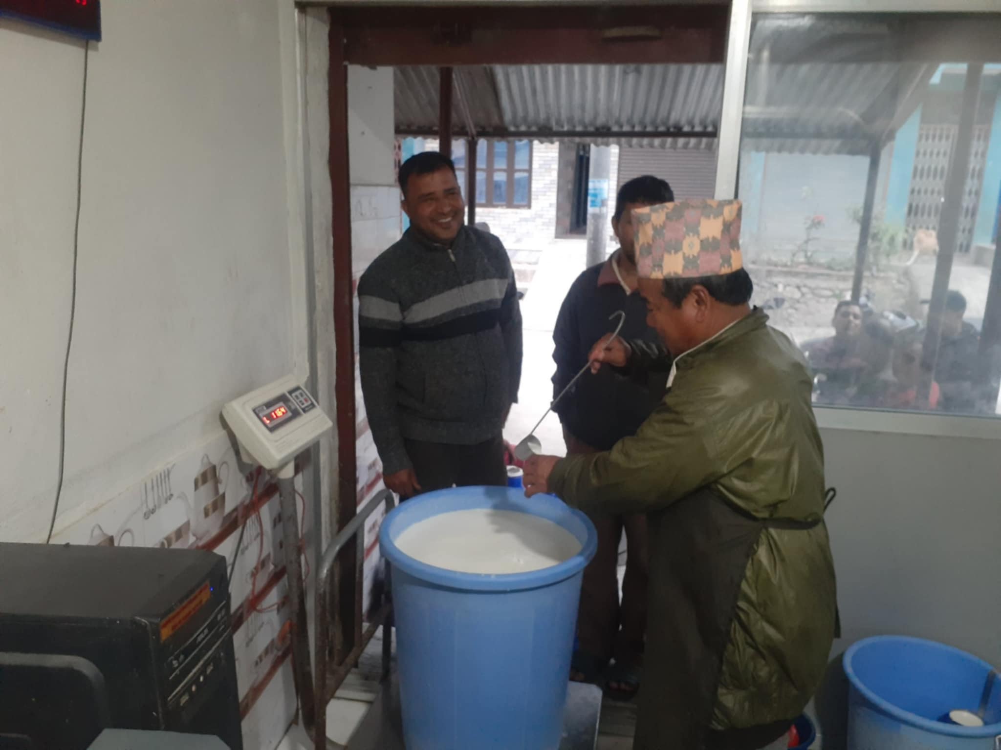 दूध बेचेर मासिक दुई लाख कमाइ